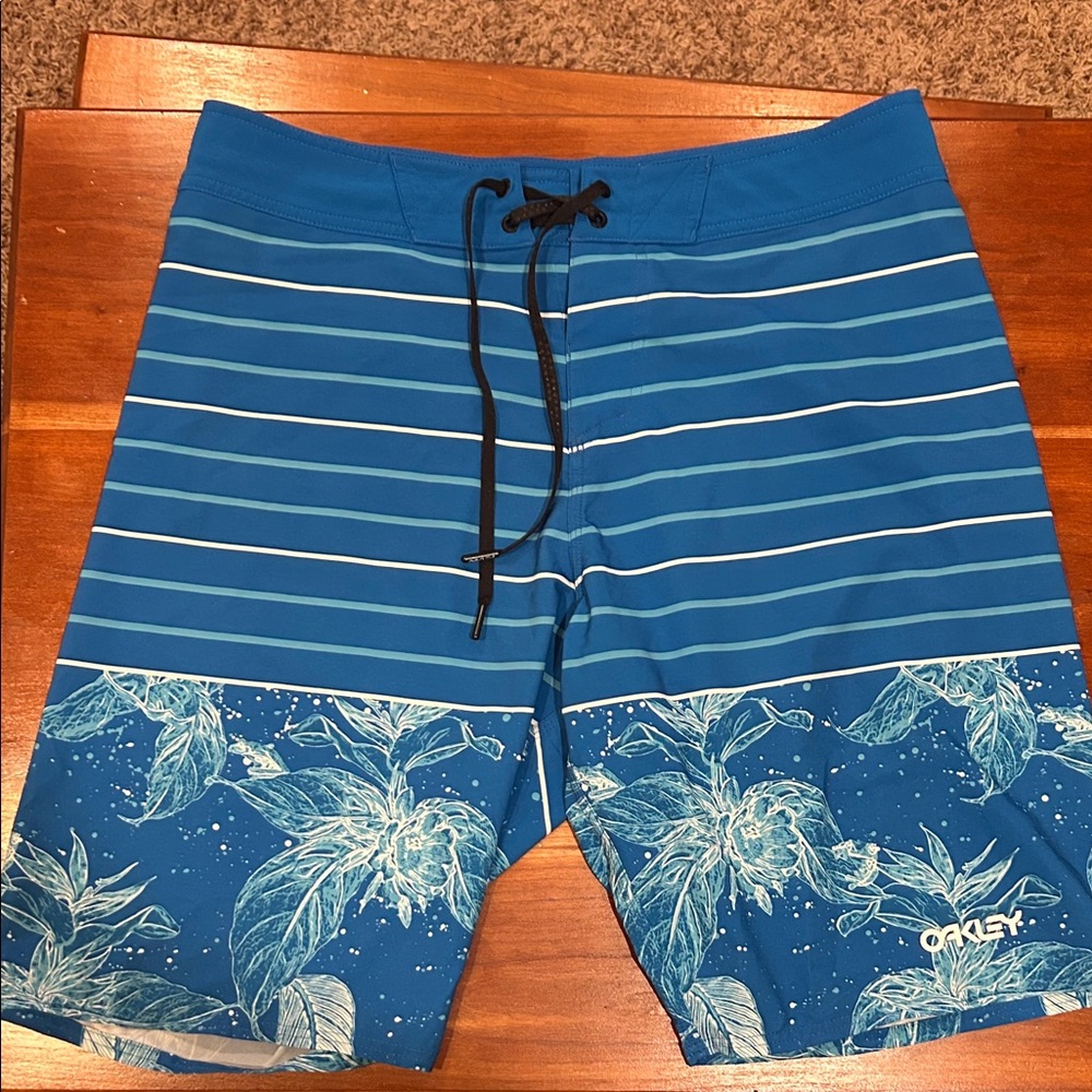 2 Oakley Men’s Performance Board Shorts - Picture 2 of 5